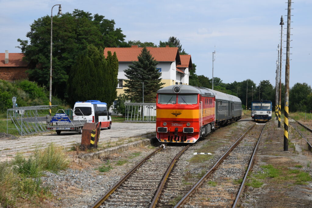 T478 1033 und 810 326 in Mseno